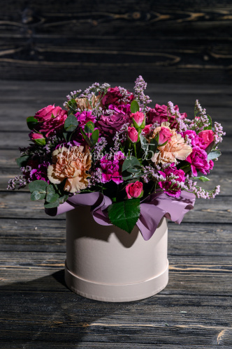 Шляпная коробка с фиолетовой розой и диантусами