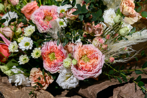 Букет с пионовидной розой, ромашками и эквкалиптом фото 3