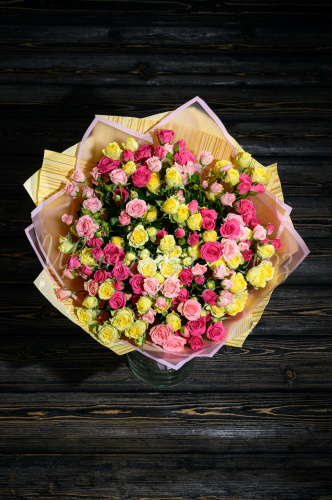 Букет из 29 ярких кустовых роз фото 2