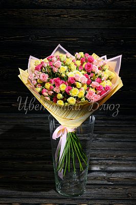 Букет из 29 ярких кустовых роз