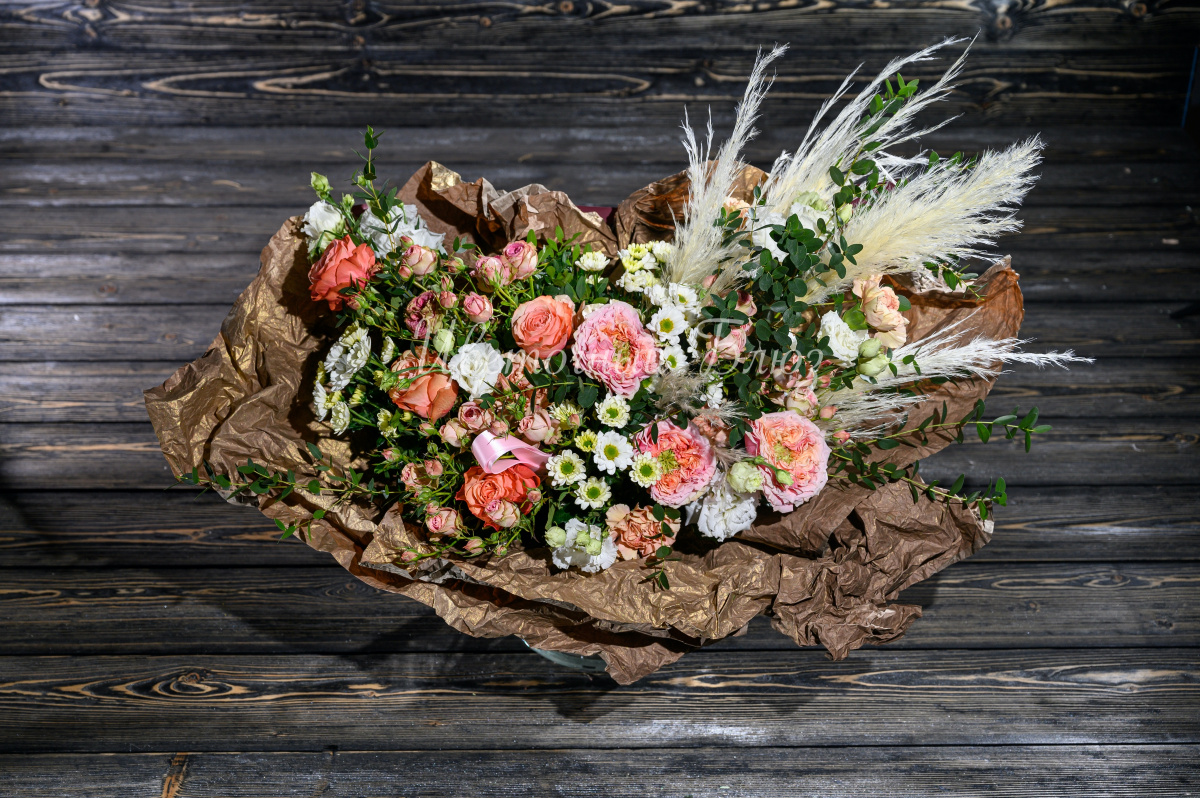 Букет с пионовидной розой, ромашками и эквкалиптом фото 2