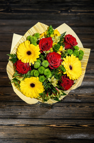 Букет с желтой герберой, красной розой и хризантемой фото 3