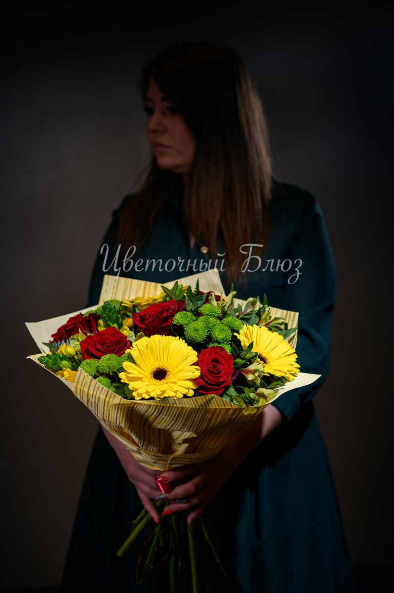 Букет с желтой герберой, красной розой и хризантемой фото 2