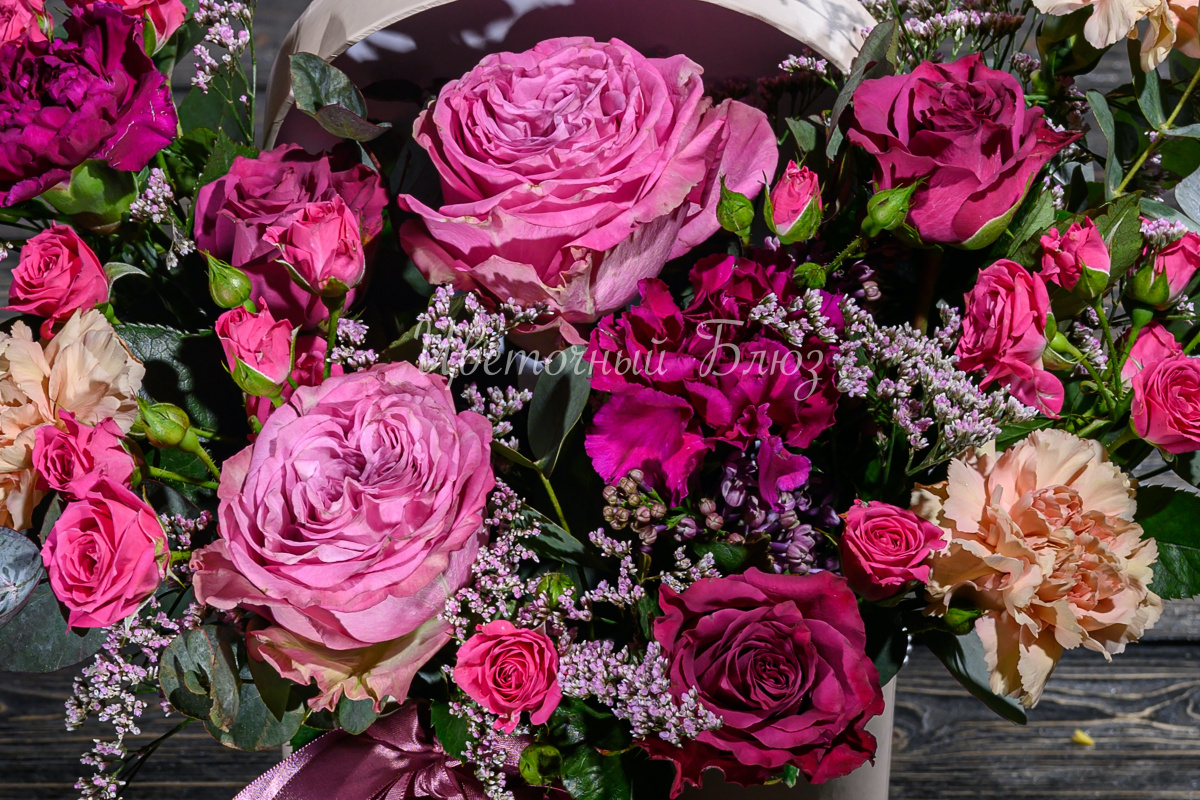 Шляпная коробка с розами и диантусом фото 3