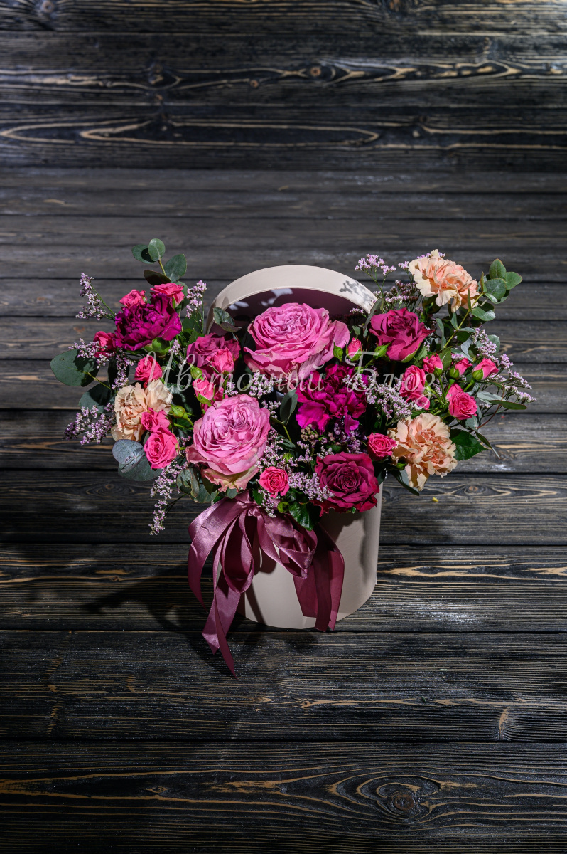 Шляпная коробка с розами и диантусом фото 2